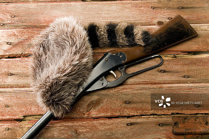 浣熊皮帽与步枪图片素材