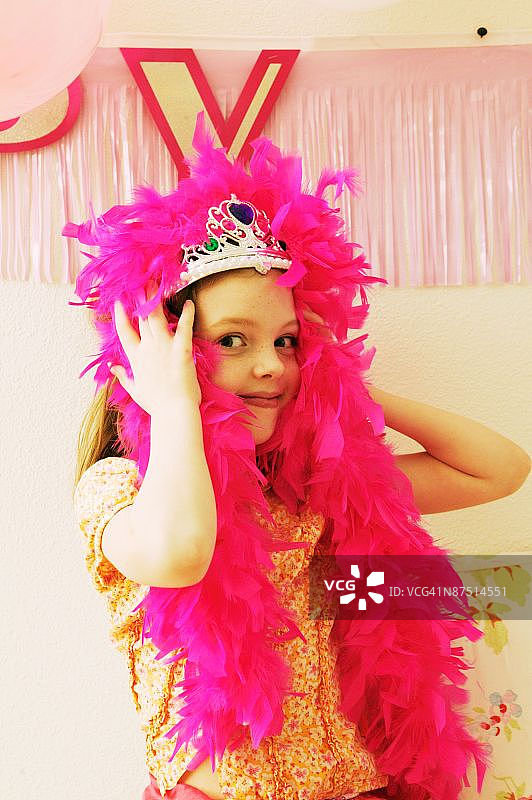 生日派对上的女孩肖像图片素材