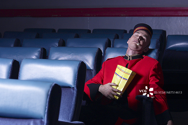 电影院里睡着的引座员图片素材