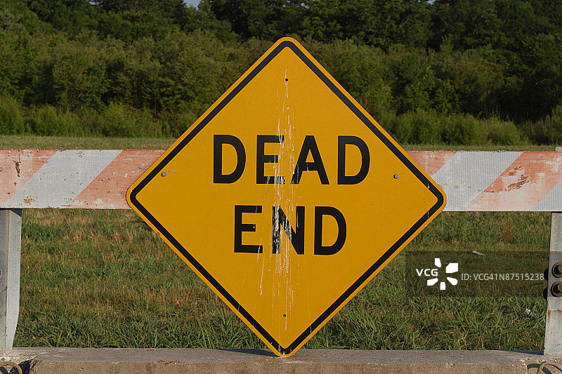 道路尽头交通标志图片素材