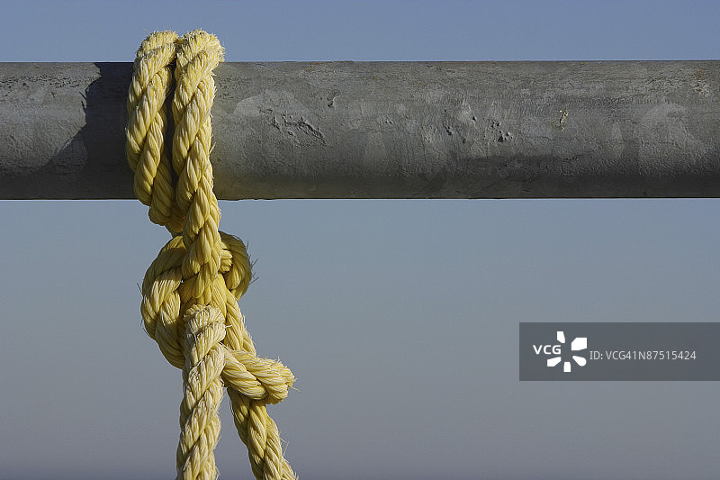缠绕在管道上的绳子图片素材