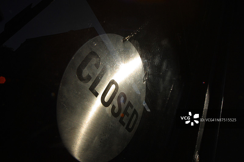 店面橱窗中的“关闭”标志图片素材