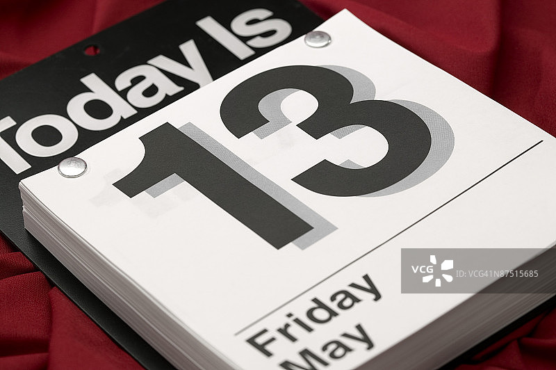 显示5月13日星期五的桌面日历图片素材