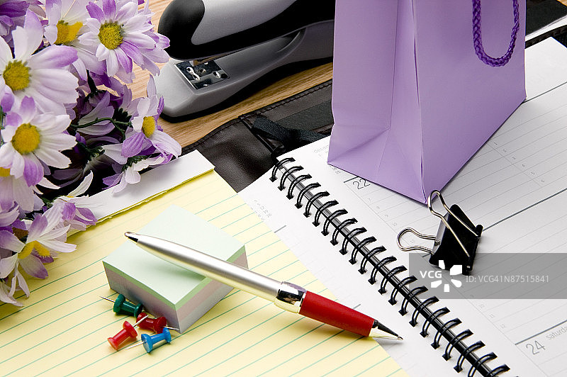 办公桌上的办公用品和礼品图片素材