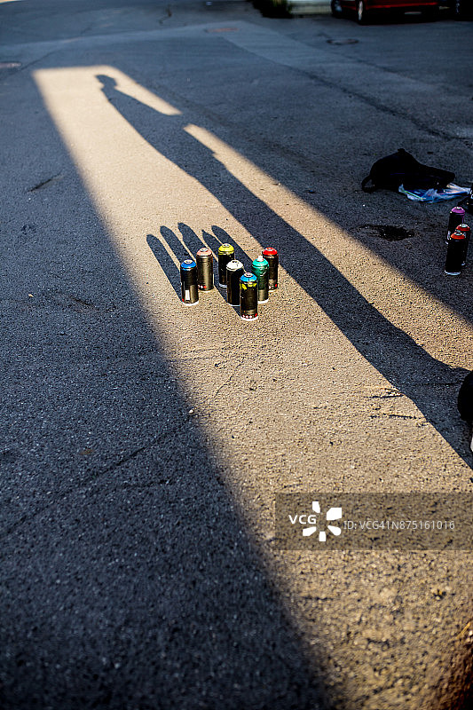 涂鸦艺术家在墙上绘画图片素材