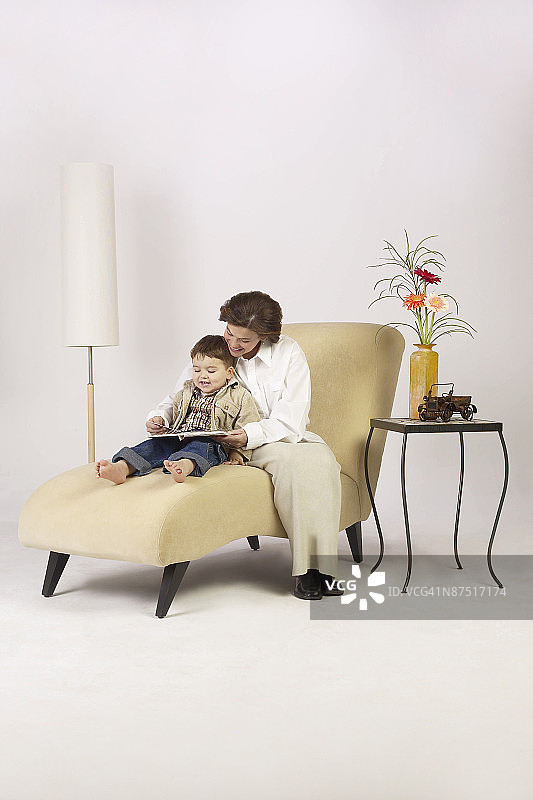 母子阅读图片素材