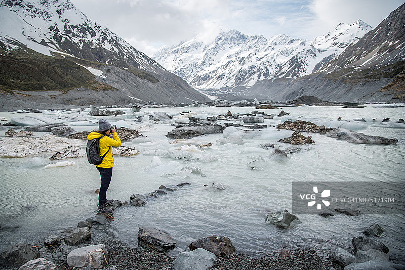 年轻的亚洲女性在新西兰的库克山国家公园拍摄胡克冰川图片素材