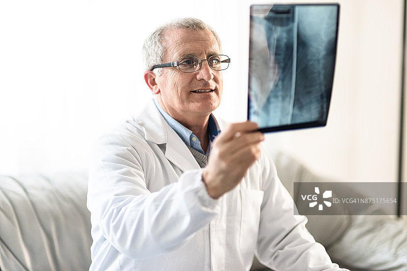 医生在家看X光片图片素材
