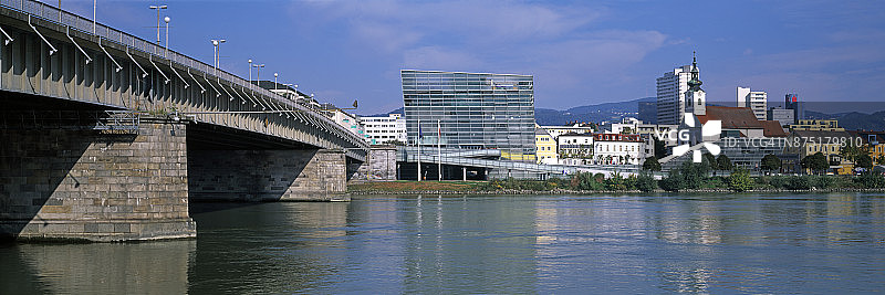多瑙河上的林茨天际线和尼伯龙根桥图片素材