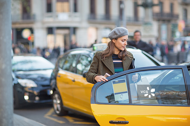 女人用手机叫出租车图片素材