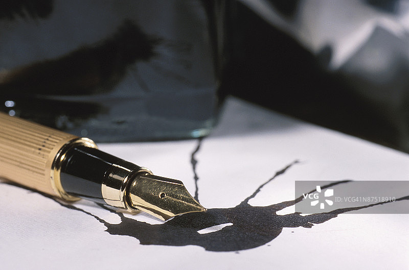 钢笔和洒出的墨水图片素材