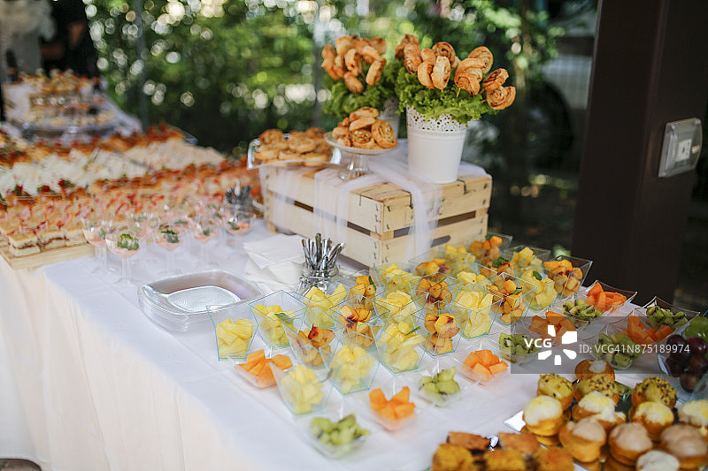 意式婚礼上的甜点自助餐图片素材