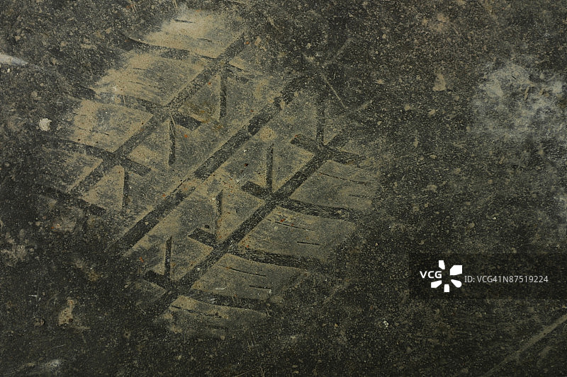 泥地里的轮胎痕迹图片素材