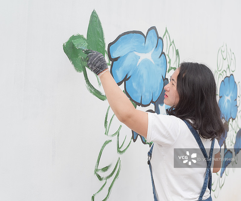 女油漆工用刷子进行绘画装饰图片素材