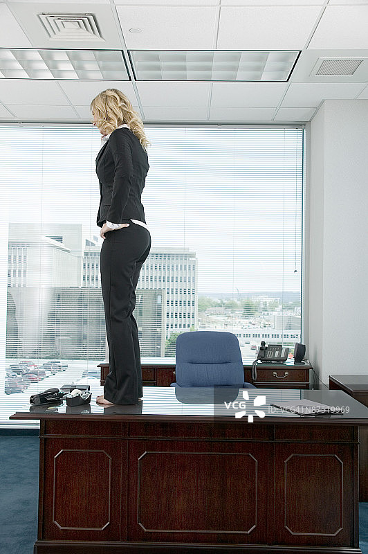 站在桌子旁的女人图片素材