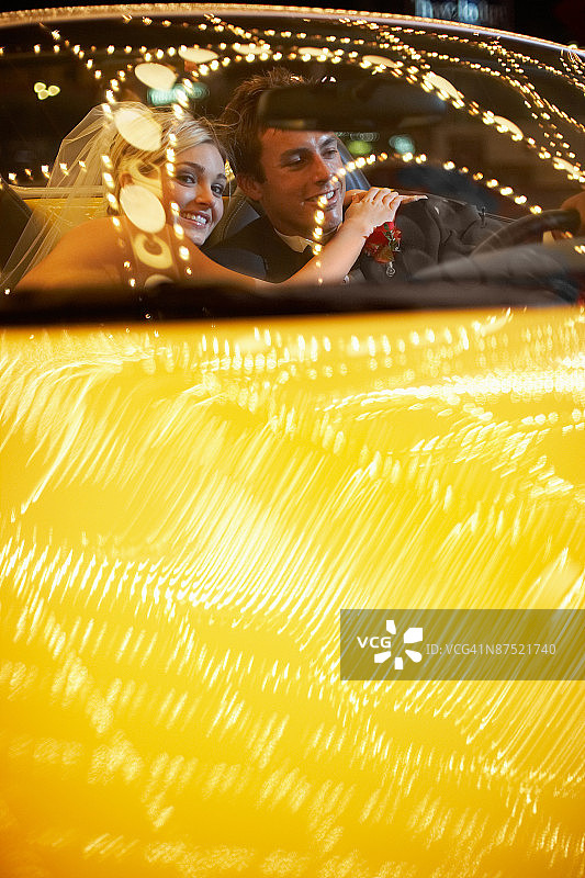 婚礼夫妇驾驶敞篷车图片素材