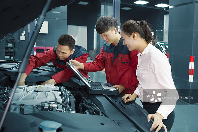 车库工人和客户图片素材