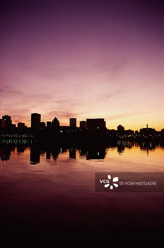 日落时分的加拿大魁北克省蒙特利尔天际线图片素材
