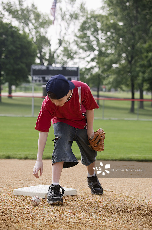 棒球手捡球图片素材
