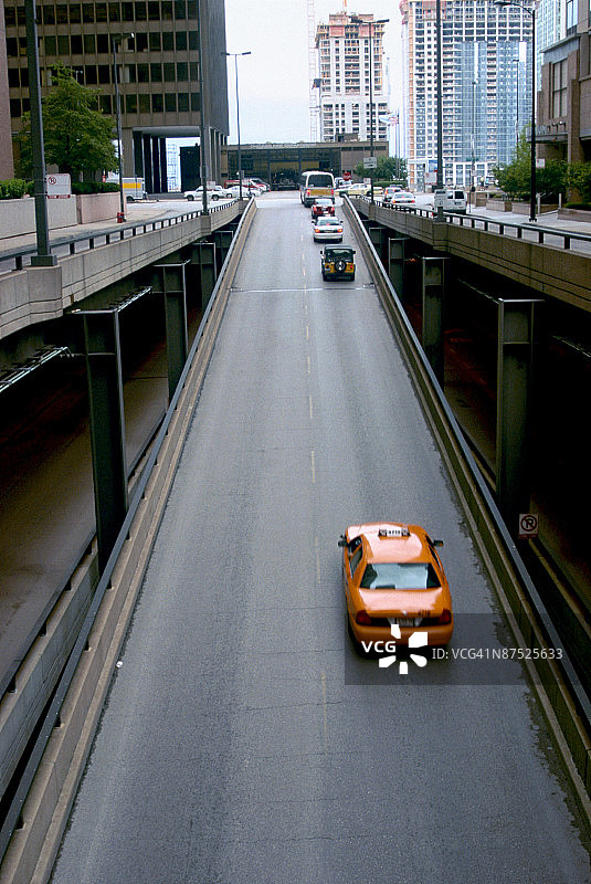在坡道上行驶的出租车图片素材