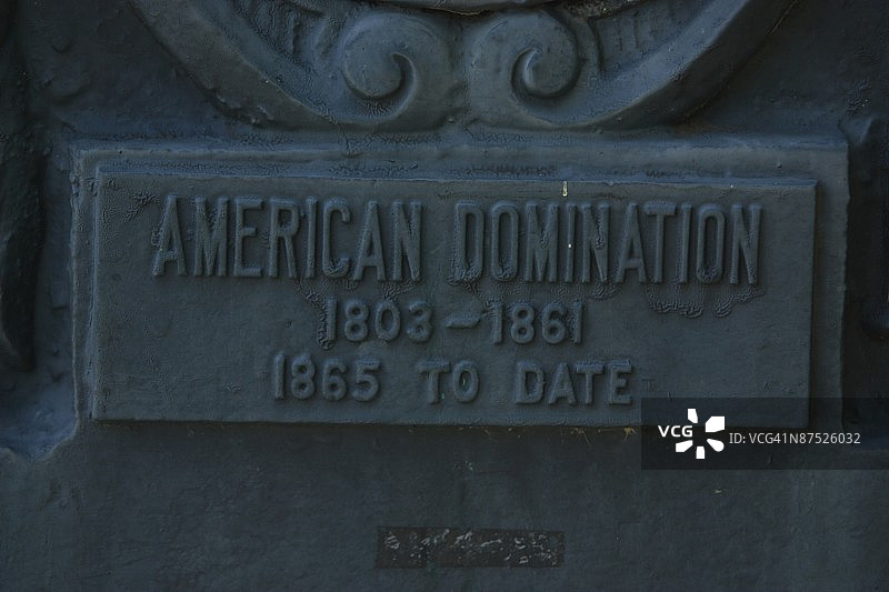 美国路易斯安那州邦联纪念碑上的文字和日期图片素材