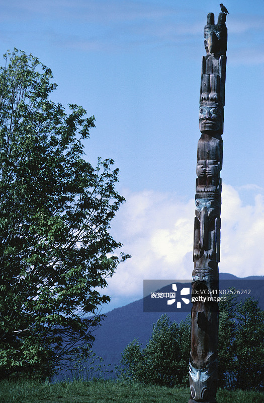 木质景观上的图腾柱图片素材