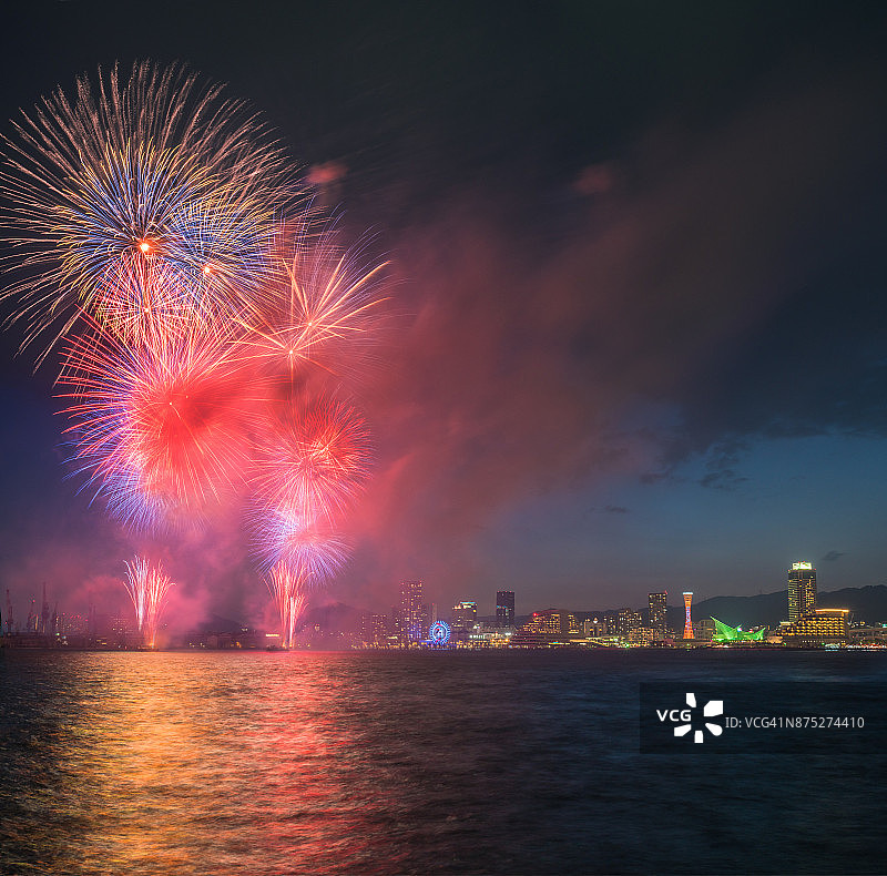 烟花点亮神户天际线图片素材