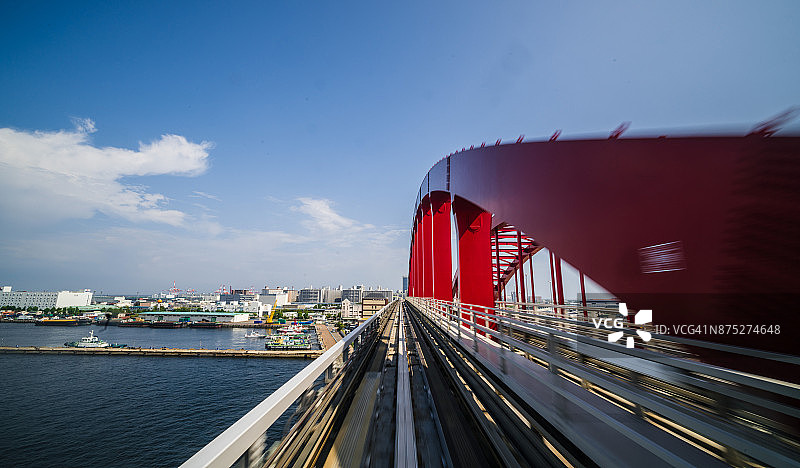 列车驶过神户大桥图片素材