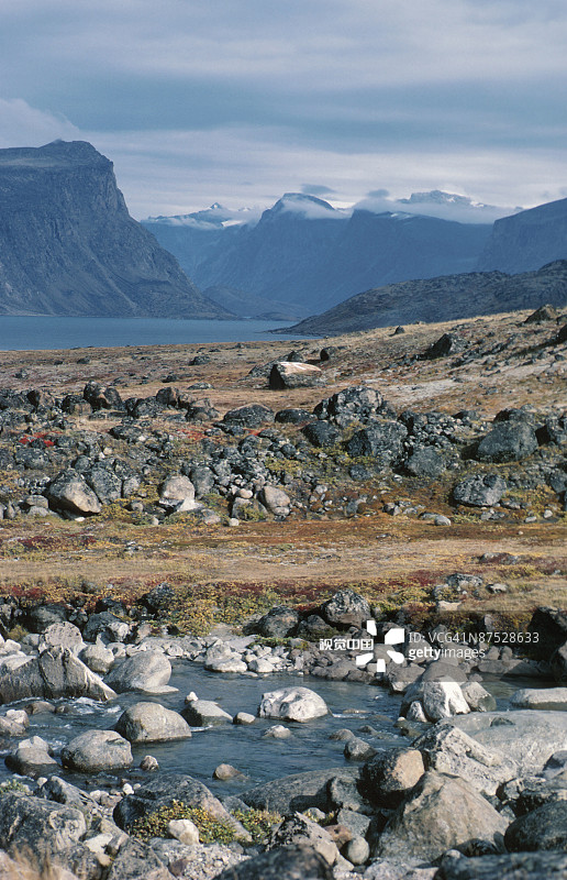加拿大巴芬岛，山脉旁的岩石河图片素材