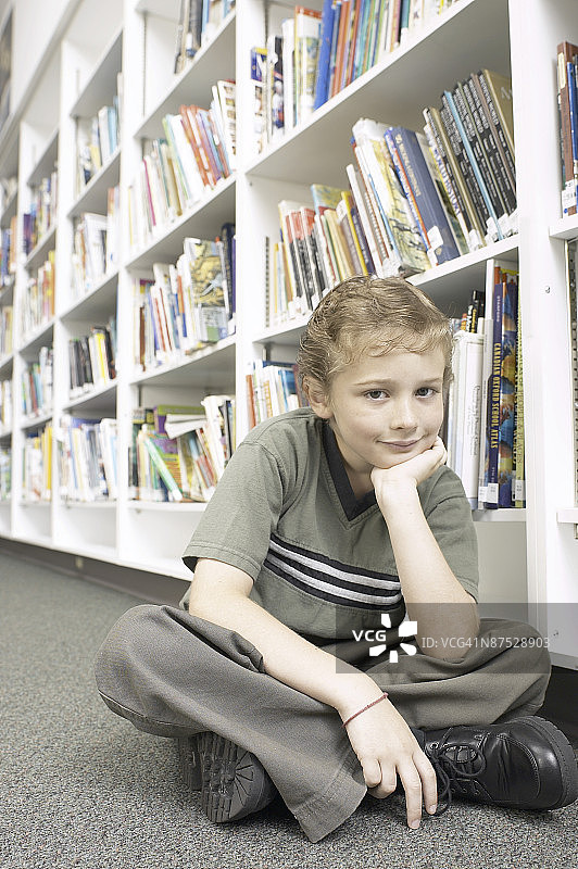 在图书馆的男孩图片素材