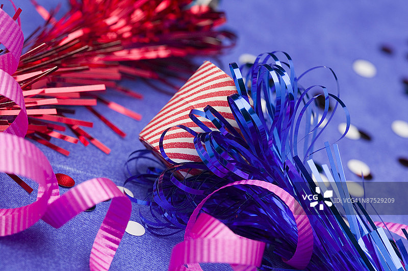 派对彩带和助兴玩具特写图片素材