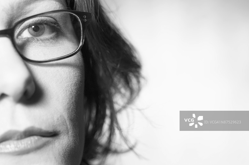 戴眼镜的女人图片素材
