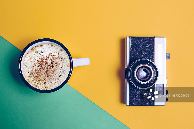 复古相机和咖啡杯图片素材