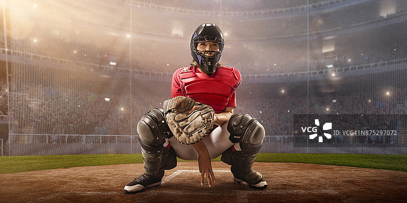 专业赛场上的女子垒球捕手图片素材