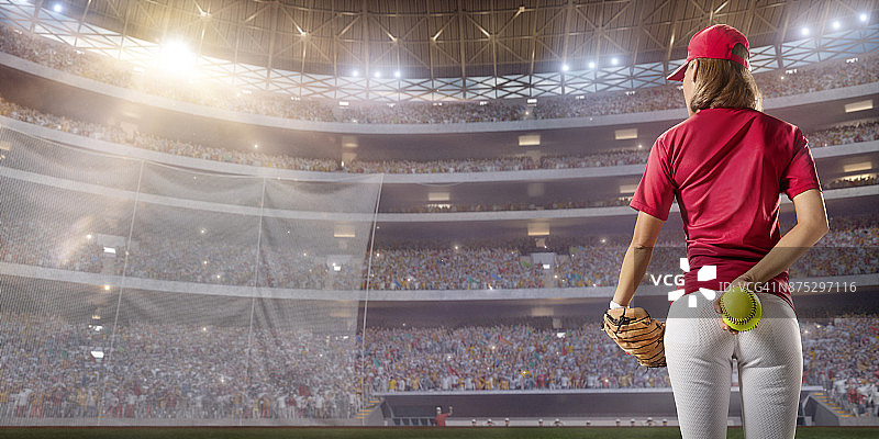 专业赛场上的垒球女选手图片素材