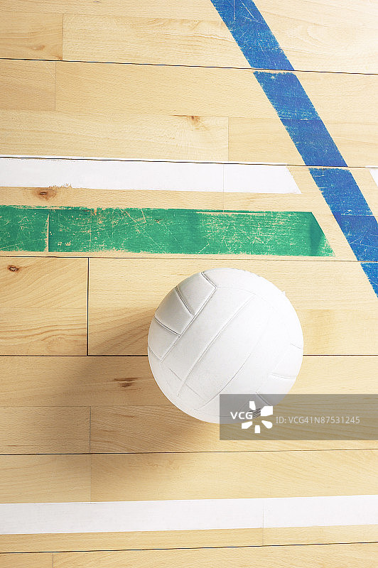 体育馆地板上的排球图片素材