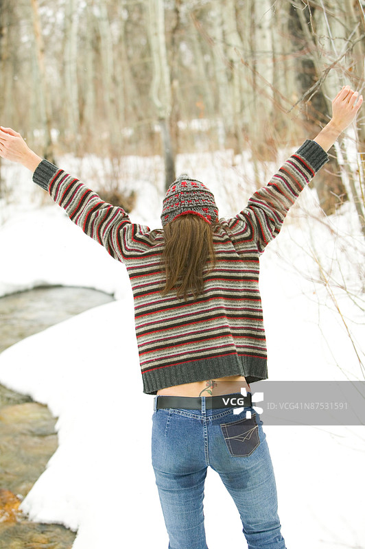 女人在小溪旁伸展身体图片素材
