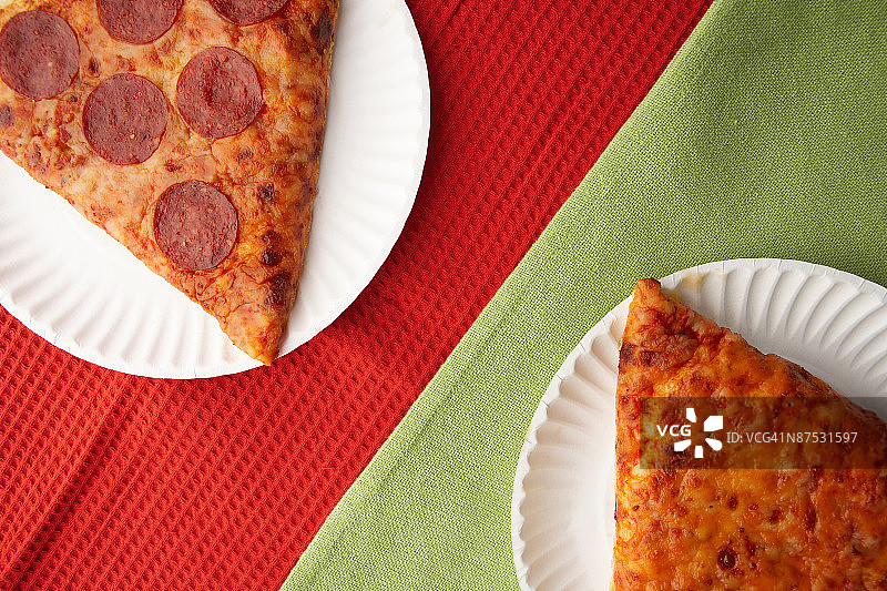 纸盘上的披萨切片图片素材