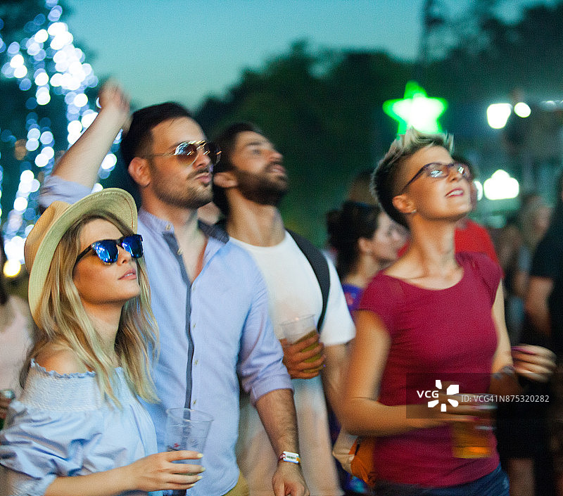 在人群中跳舞的人们图片素材