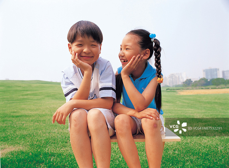 孩子们在公园里交谈图片素材