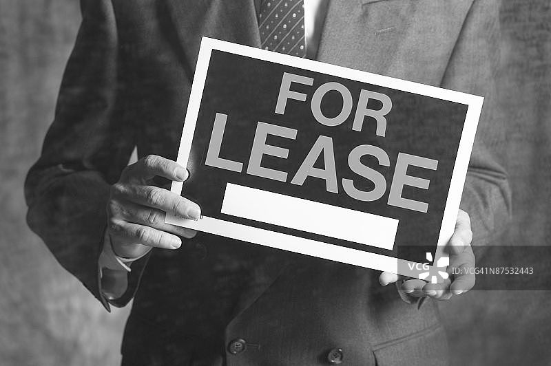 男人拿着租赁标志图片素材