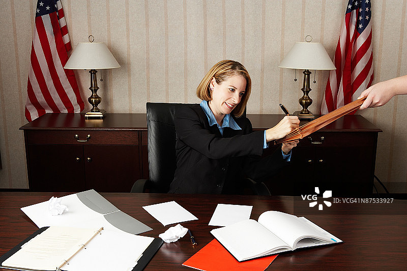 女商人签署文件图片素材