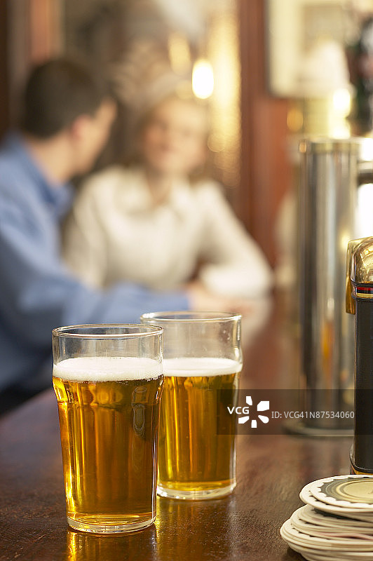 情侣在酒吧喝啤酒图片素材