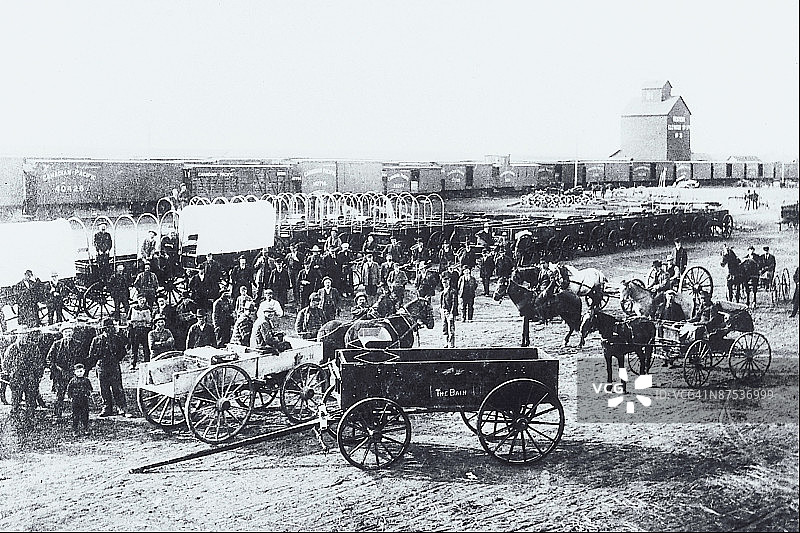 殖民者站在铁路旁图片素材