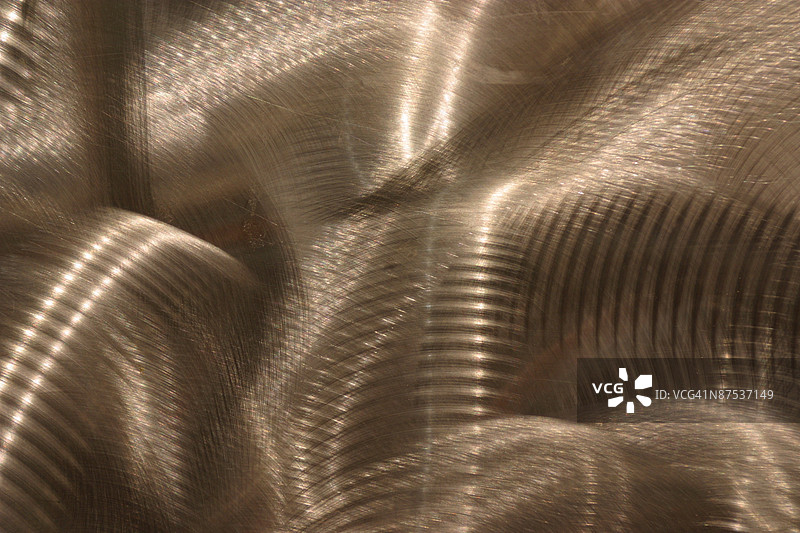 闪亮银色金属上的漩涡图片素材