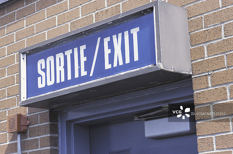 建筑物上的出口指示牌图片素材