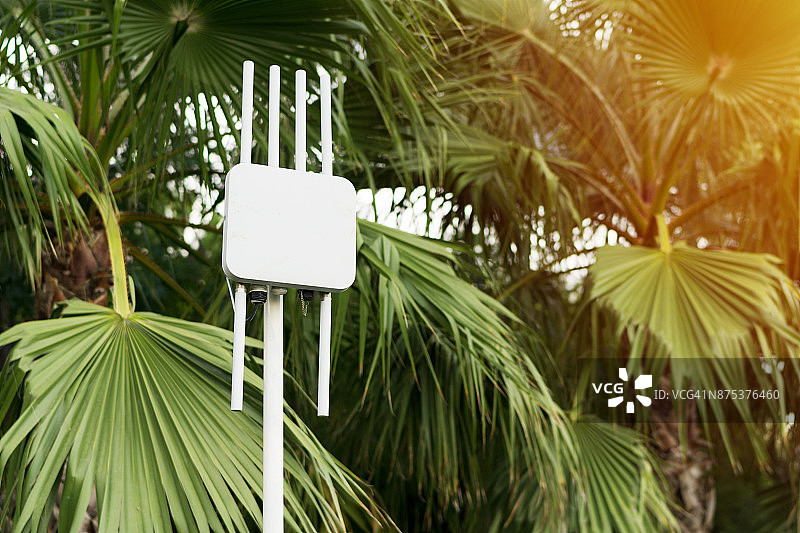 户外无线网络路由器，互联网信号的街道发射器图片素材