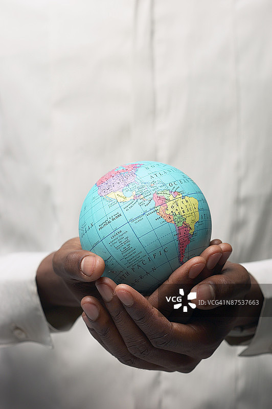 手持小地球仪的人图片素材
