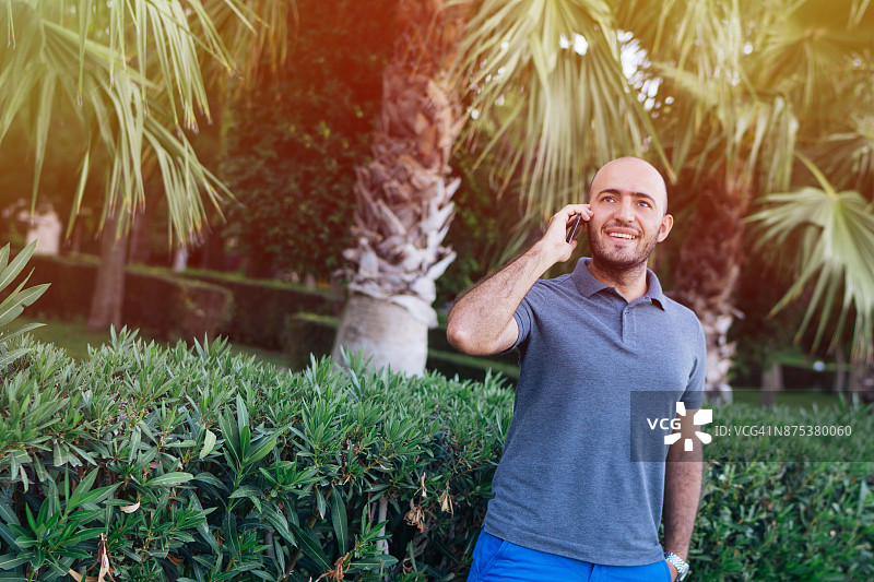 年轻男人在户外打电话图片素材