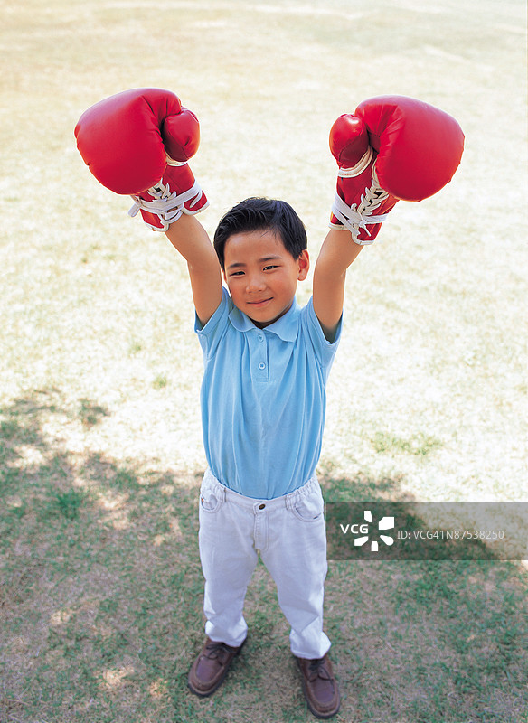 戴着拳击手套的男孩图片素材